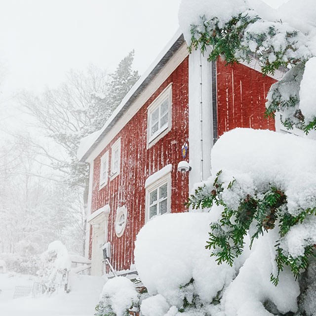 hus med snö