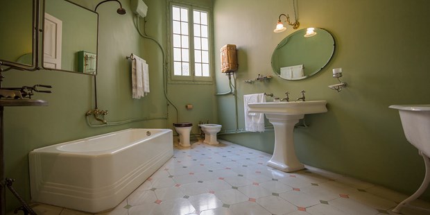 Grönt och vitt äldre stil på badrum
