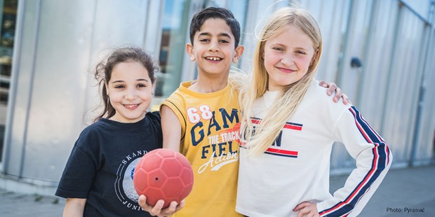 barn med handboll